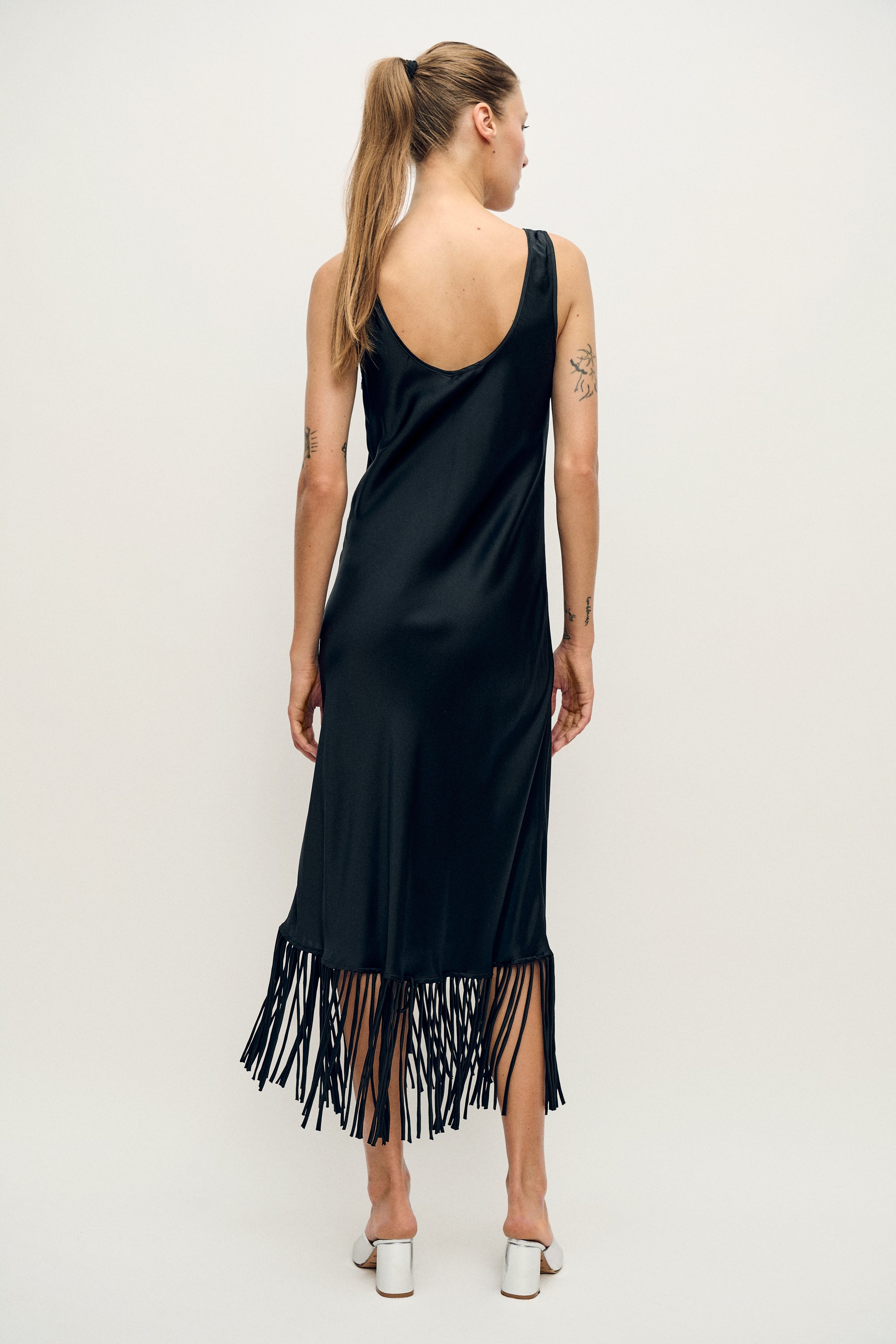 Robe noire col rond à franges