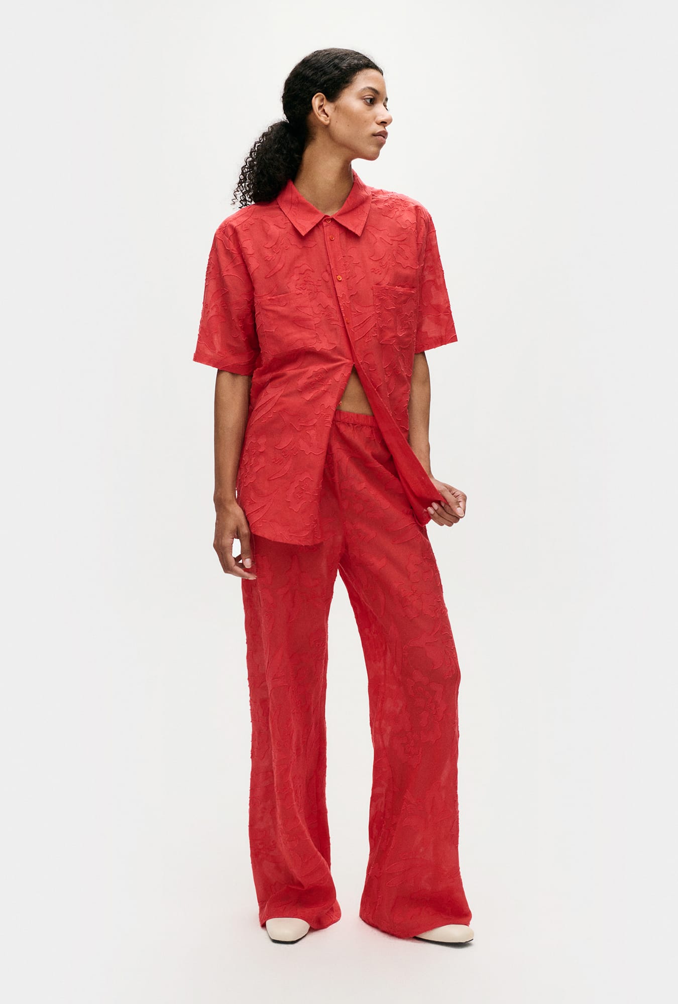 Pantalon en soie coupé dans le biais avec pinces Geranium