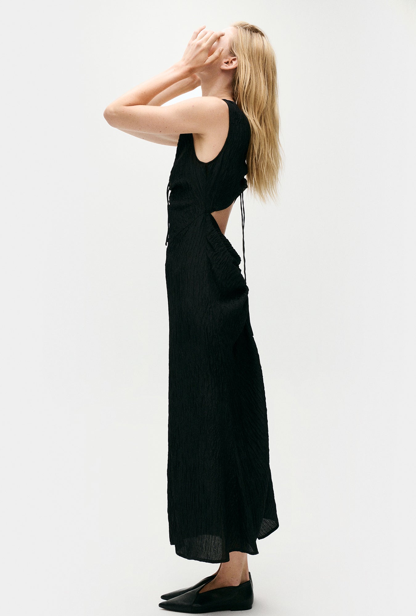 Robe Crinkle Peek-A-Boo Noire