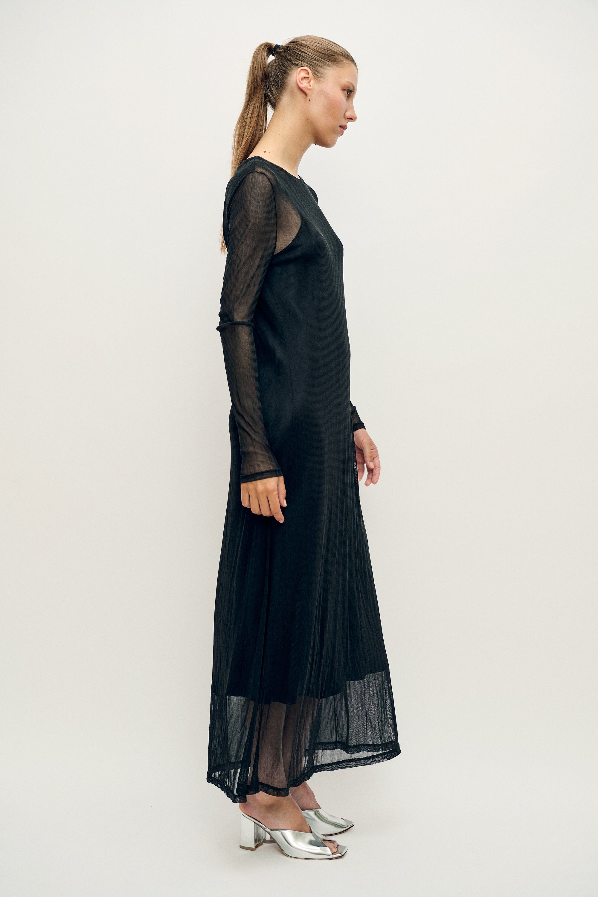 Robe noire en maille à manches longues