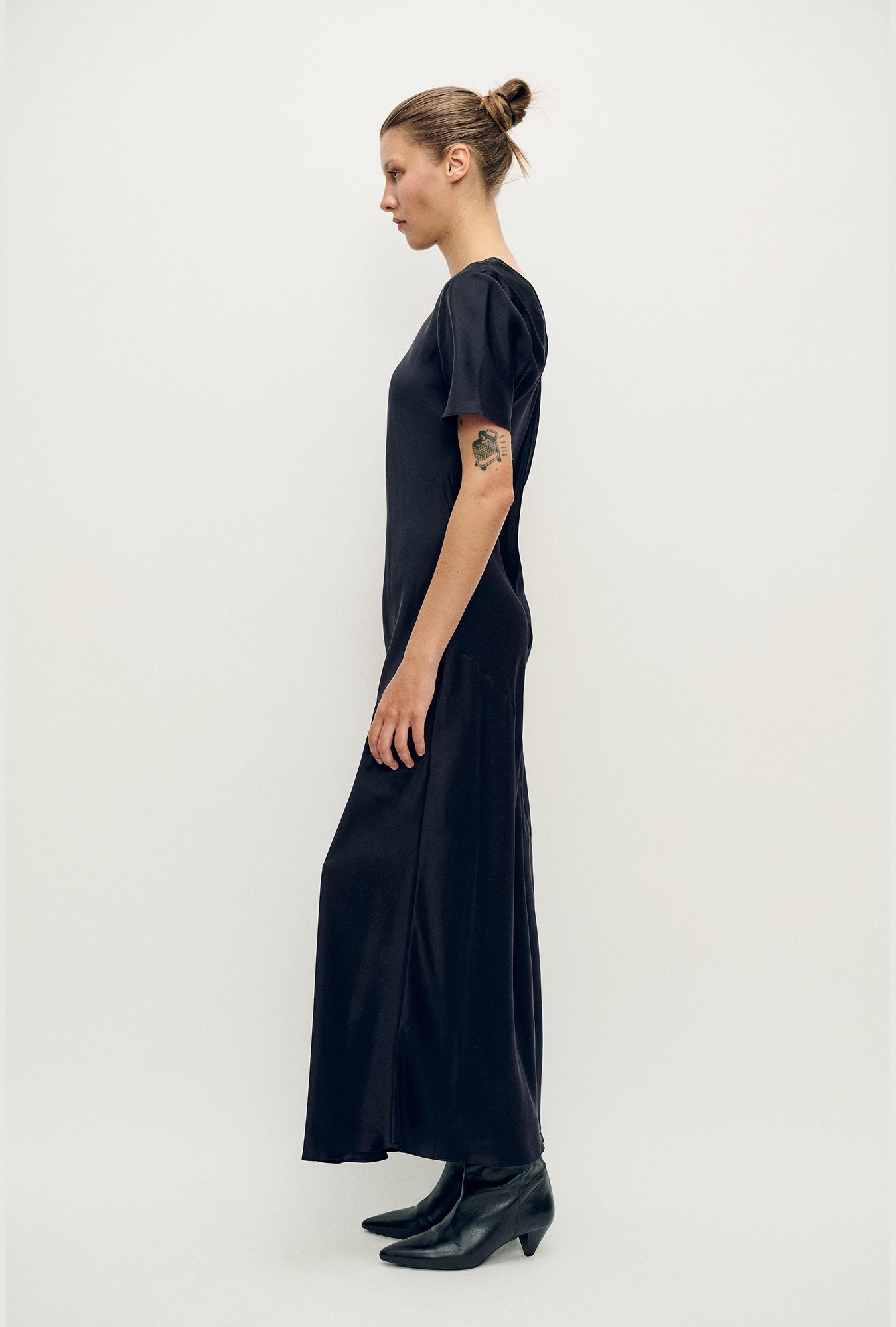 Robe biaisée noire à manches courtes