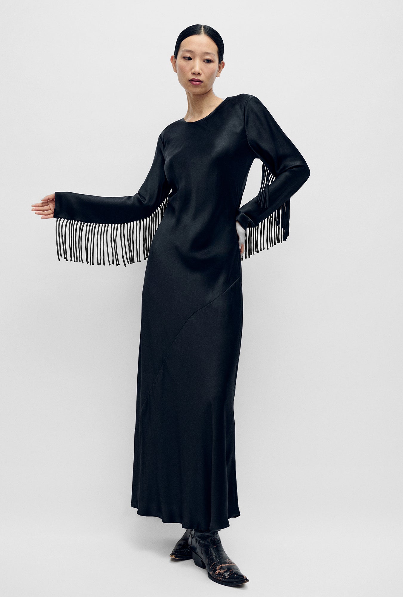 Robe à franges et manches longues en biais noire