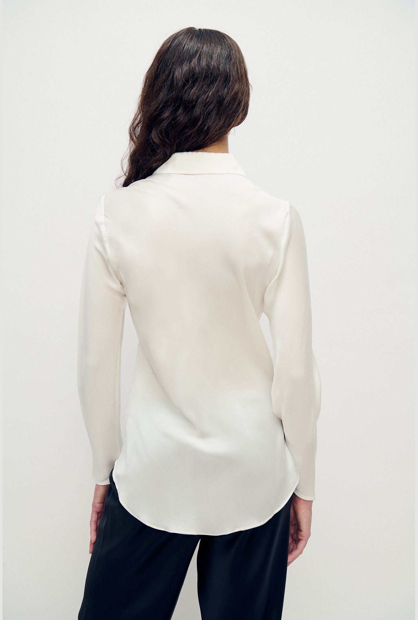 Chemise coupée en biais blanche