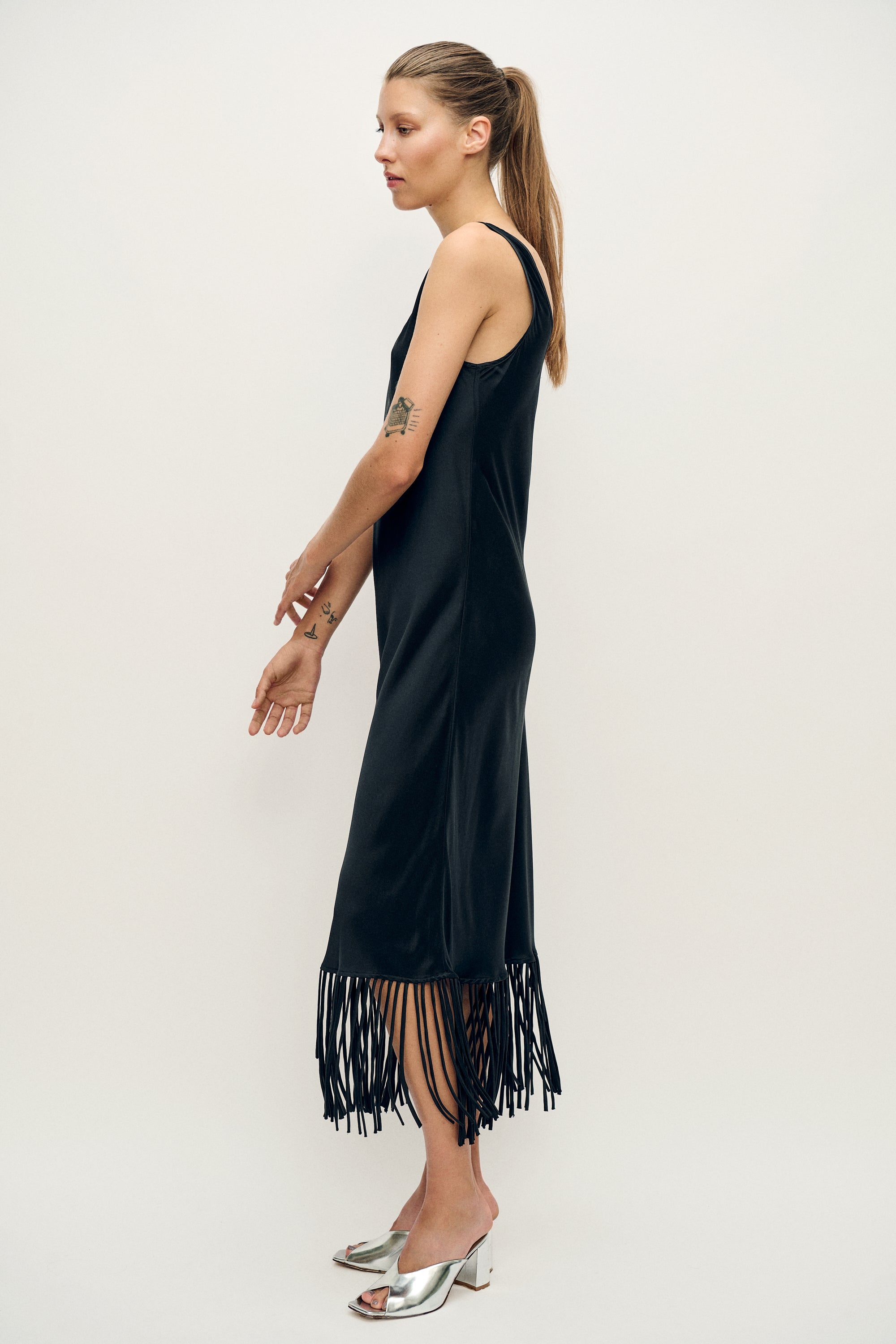 Robe noire col rond à franges