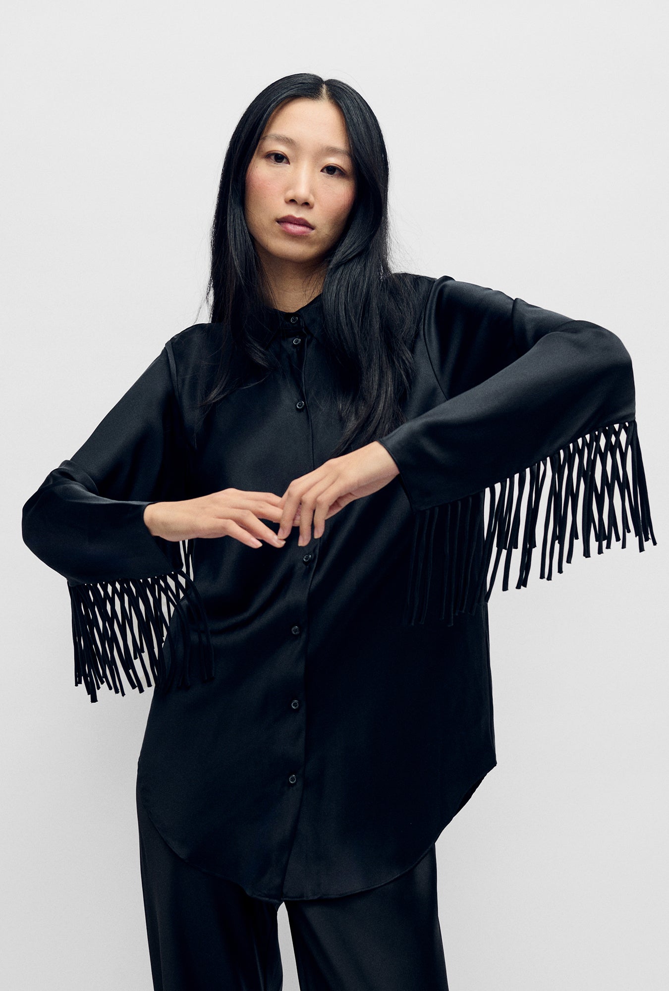 Chemise coupée en biais à franges noire