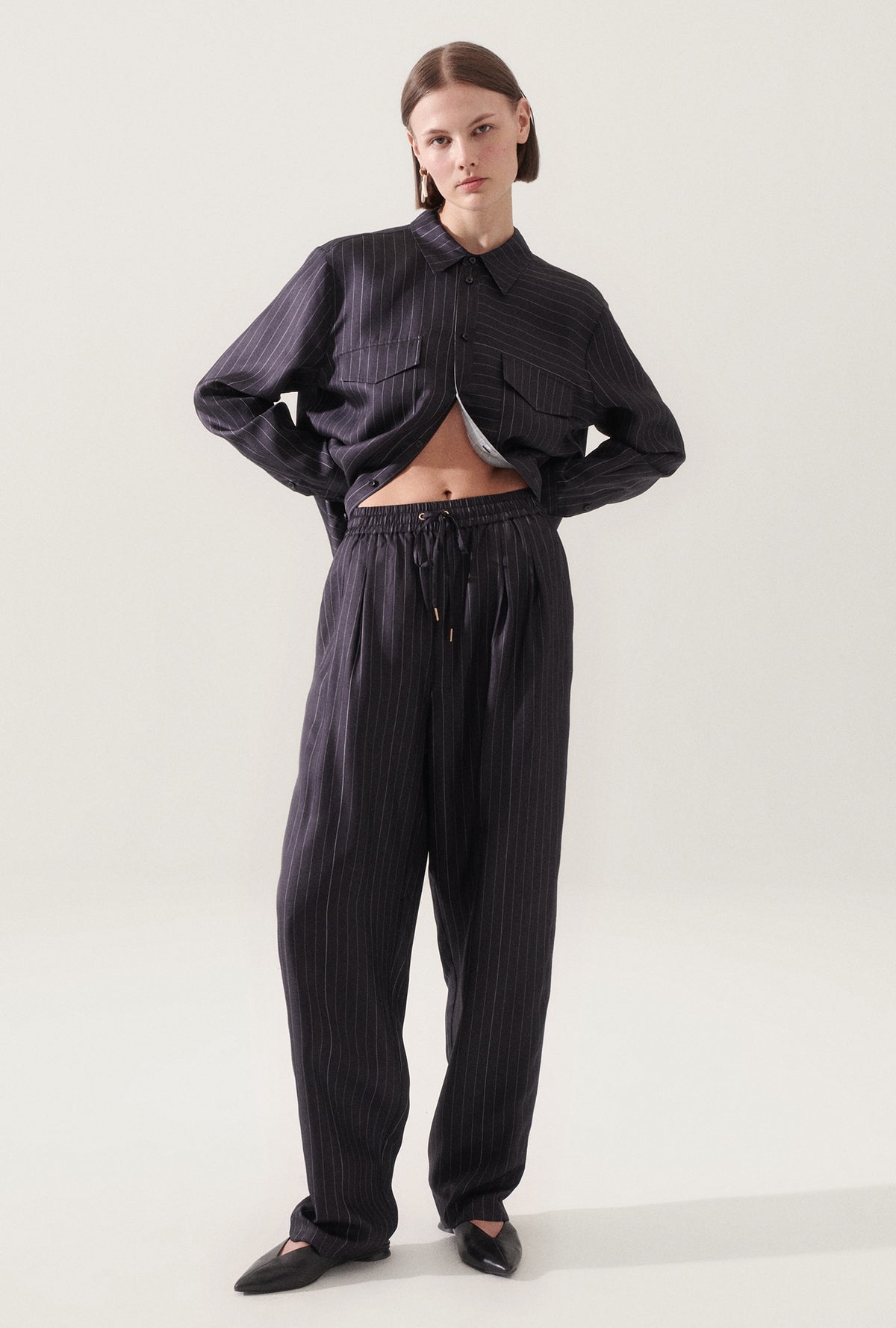 Pantalon ample en sergé, rayures fines noir et blanc