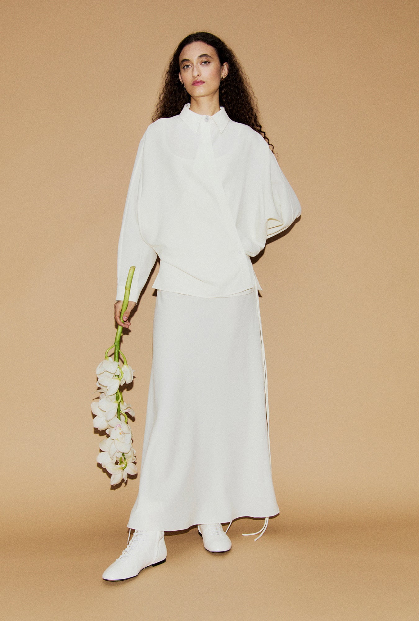Chemise croisée en laine et soie blanc cassé