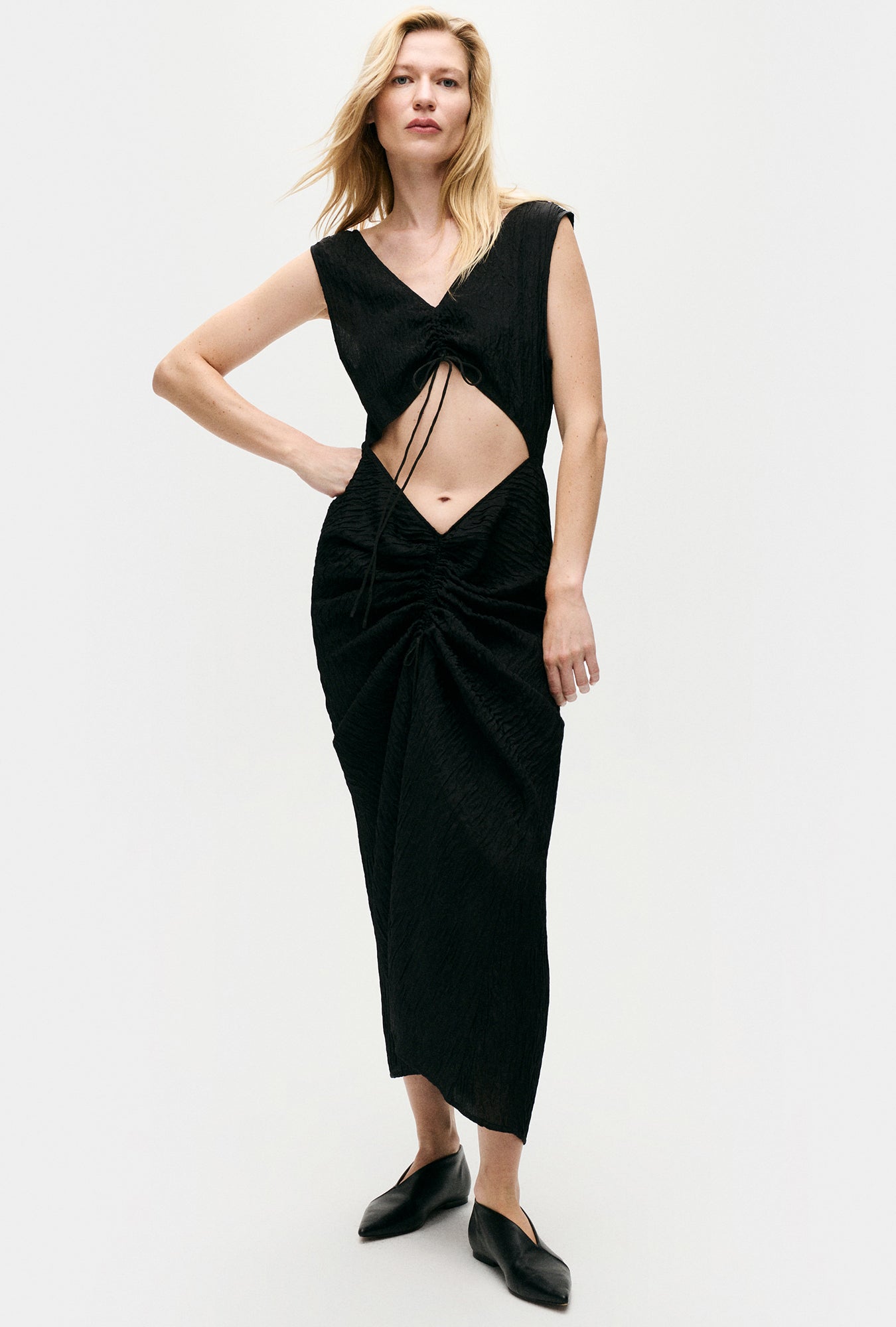 Robe Crinkle Peek-A-Boo Noire