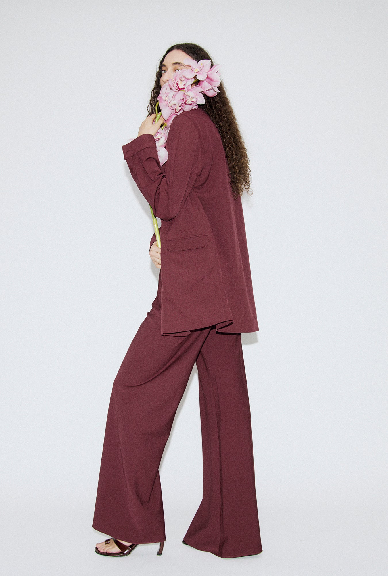 Pantalon ample en laine et soie coupé en biais, couleur feuille morte