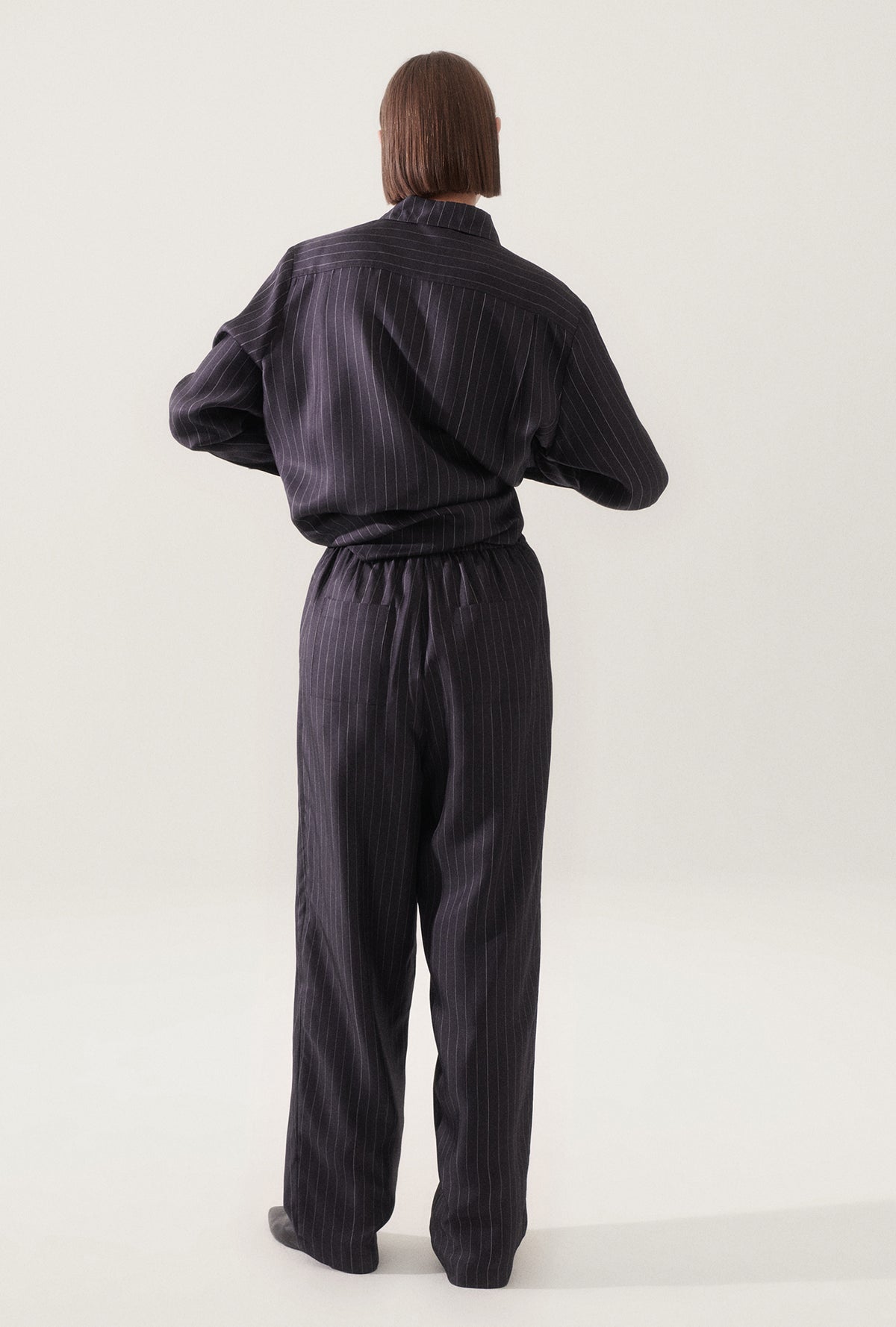 Pantalon ample en sergé, rayures fines noir et blanc