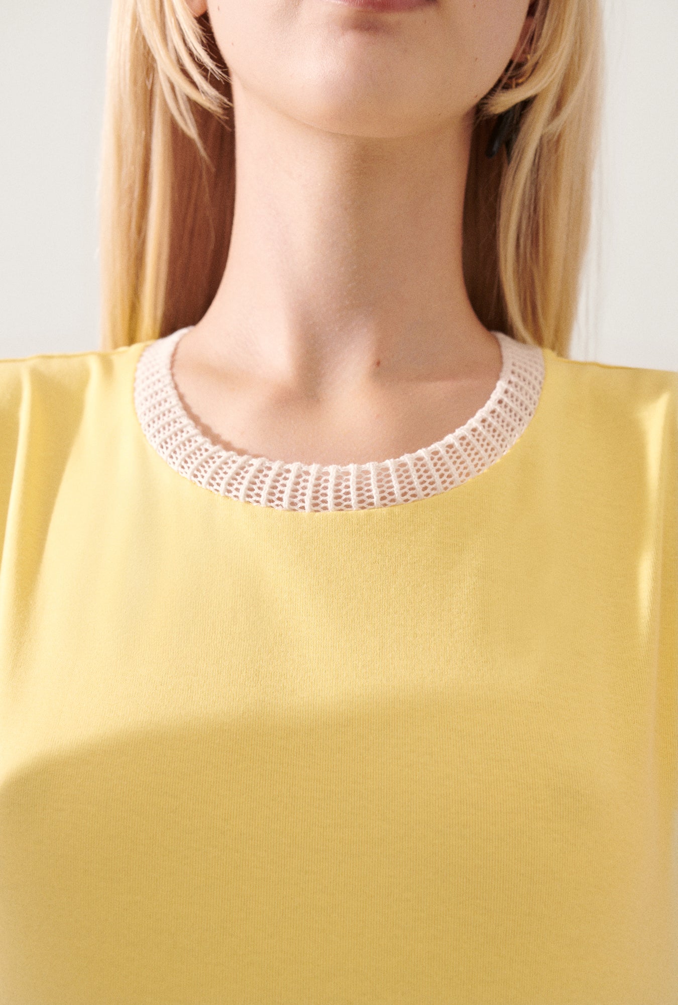 Robe titanate bordée de crochet