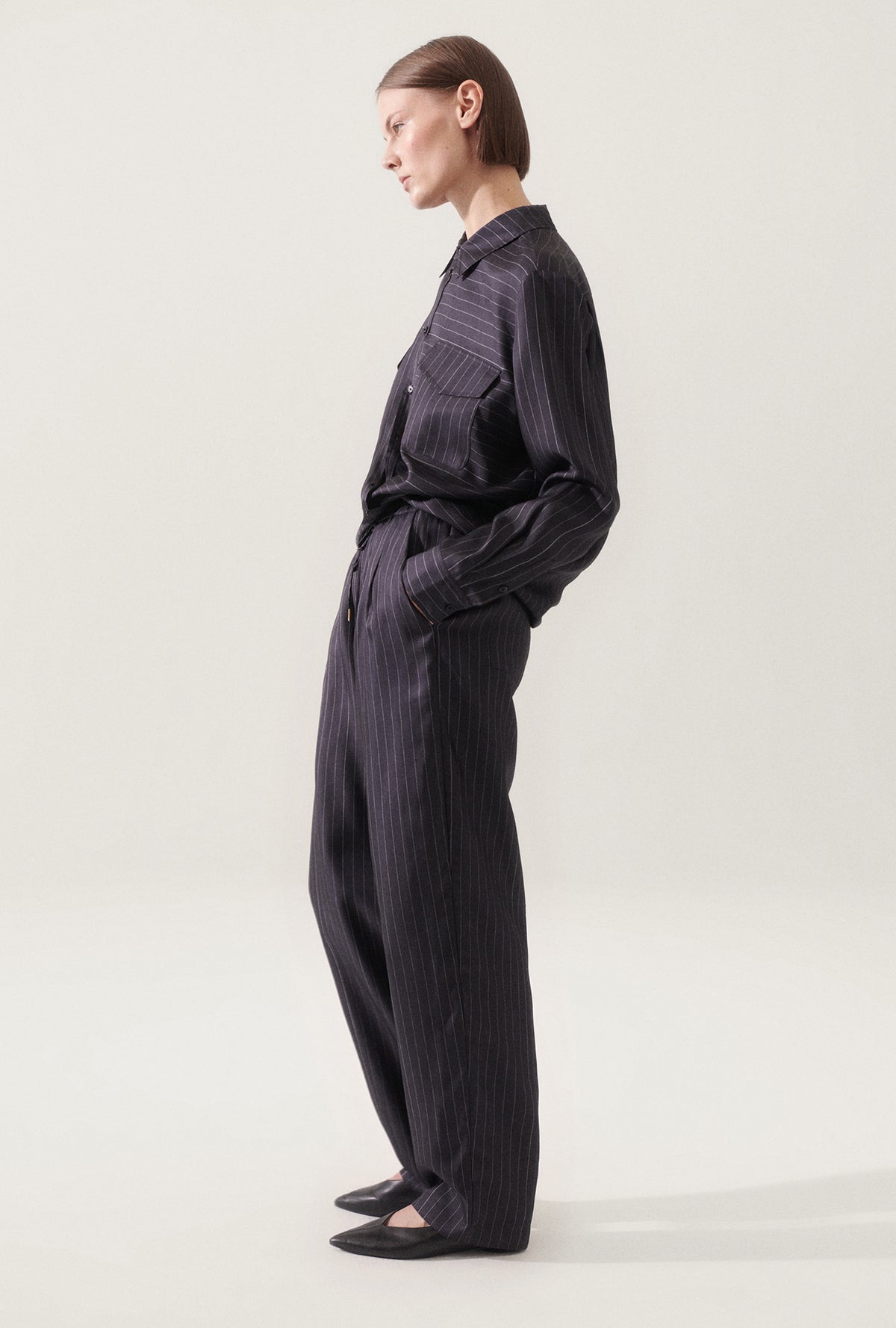 Pantalon ample en sergé, rayures fines noir et blanc