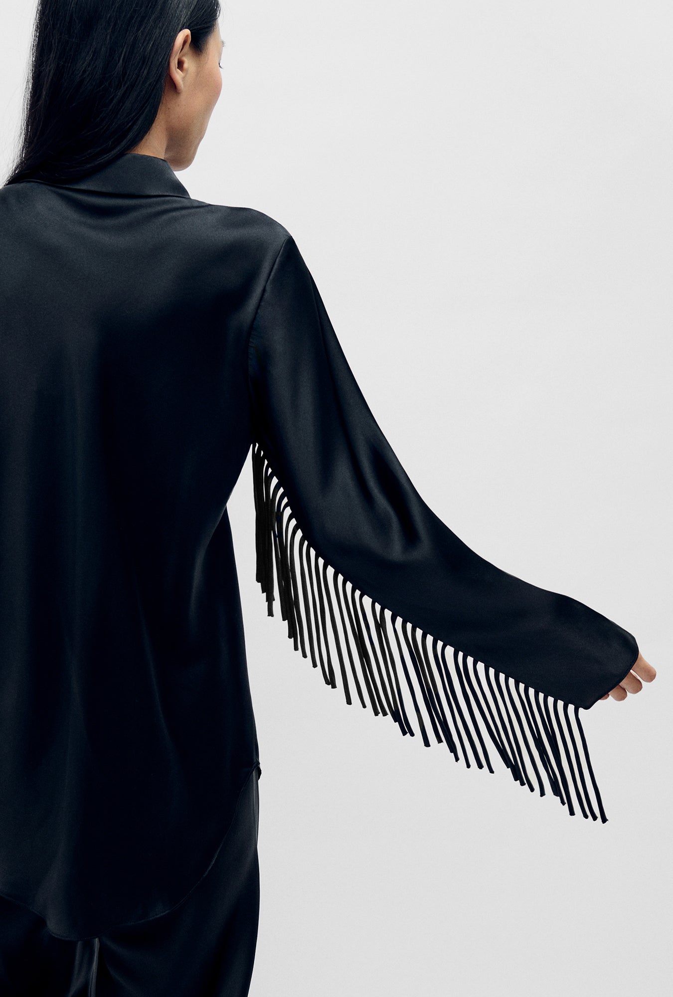 Chemise coupée en biais à franges noire