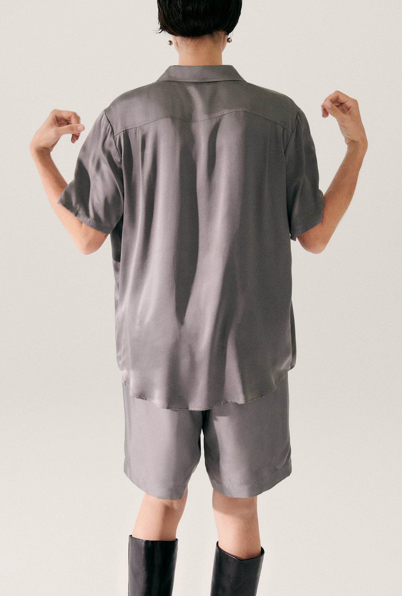Chemise manches courtes style boyfriend gris perle