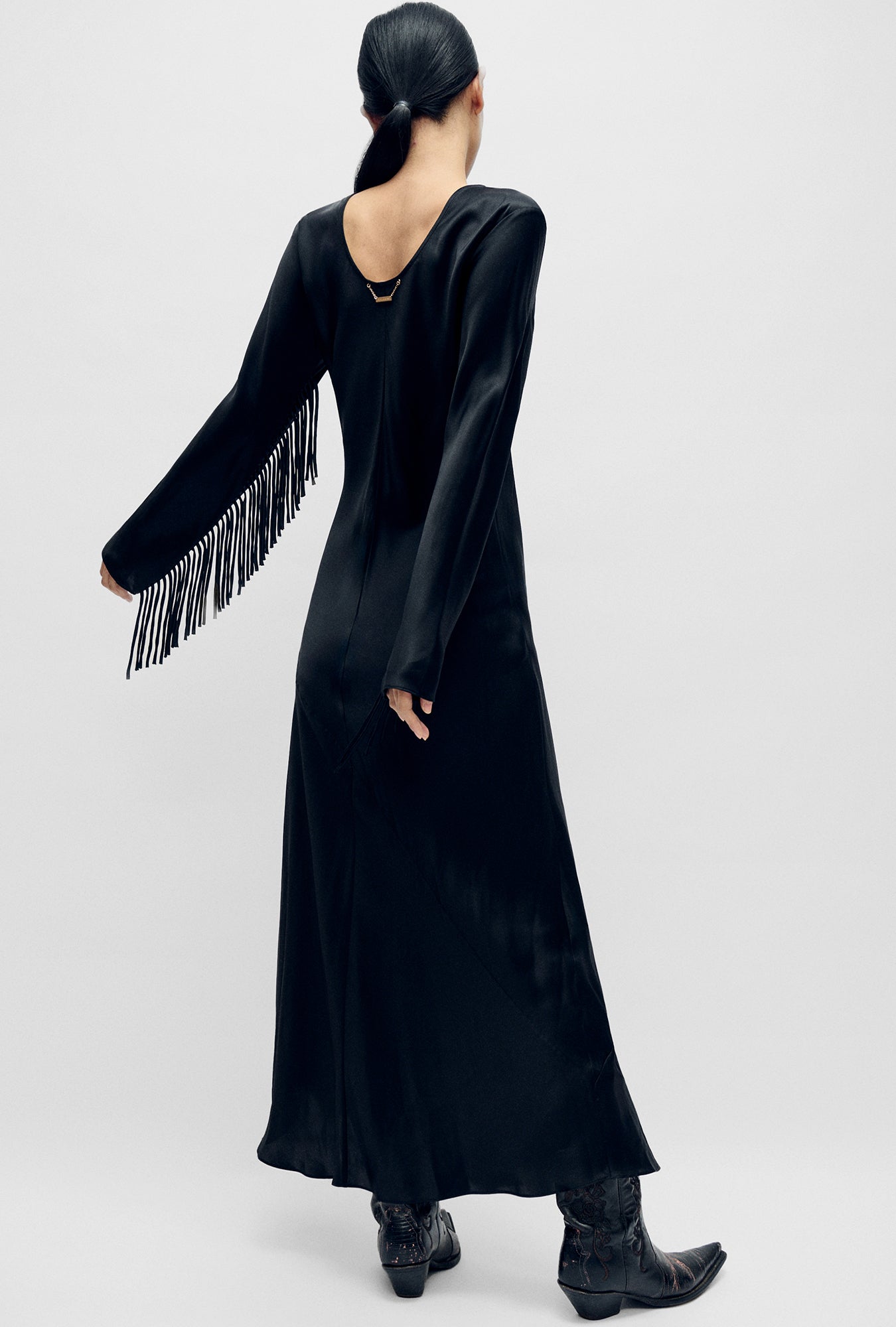 Robe à franges et manches longues en biais noire